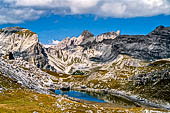 Trekking nel Parco Naturale Puez-Odle. Da Passo Gardena al Rifugio Puez, dal Lech de Crespeina si intravede il profondo solco della Vallelunga con il monte Stevia.